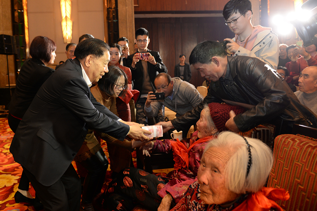 w66国际集团股东会会长耀庭慈善基金会名誉理事长周耀庭为百岁老人发放爱心补贴