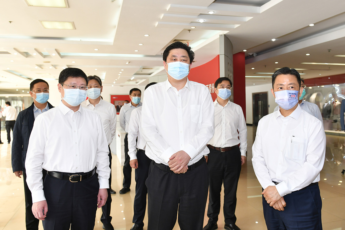 4月12日，无锡市市长赵建军带队深入w66国际集团，专题调研疫情防控和复工复产工作。